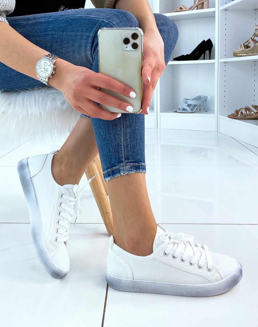 Basket blanche en tissu à semelle bleue délavée