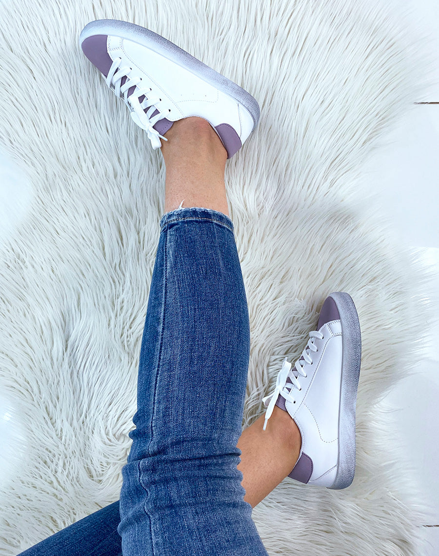 Basket blanche et violette matte