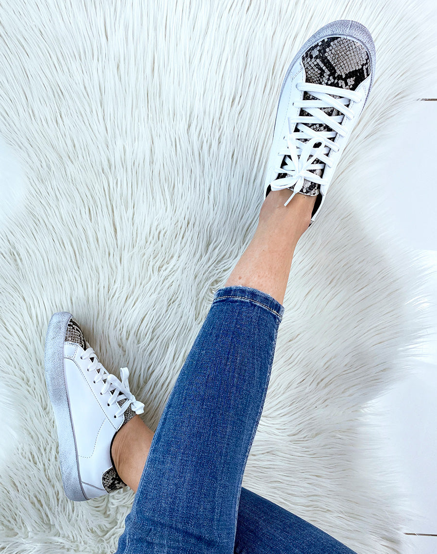 Basket blanche à motif effet python