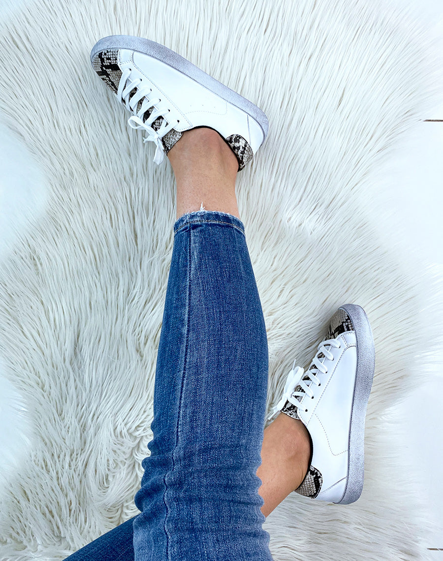 Basket blanche à motif effet python