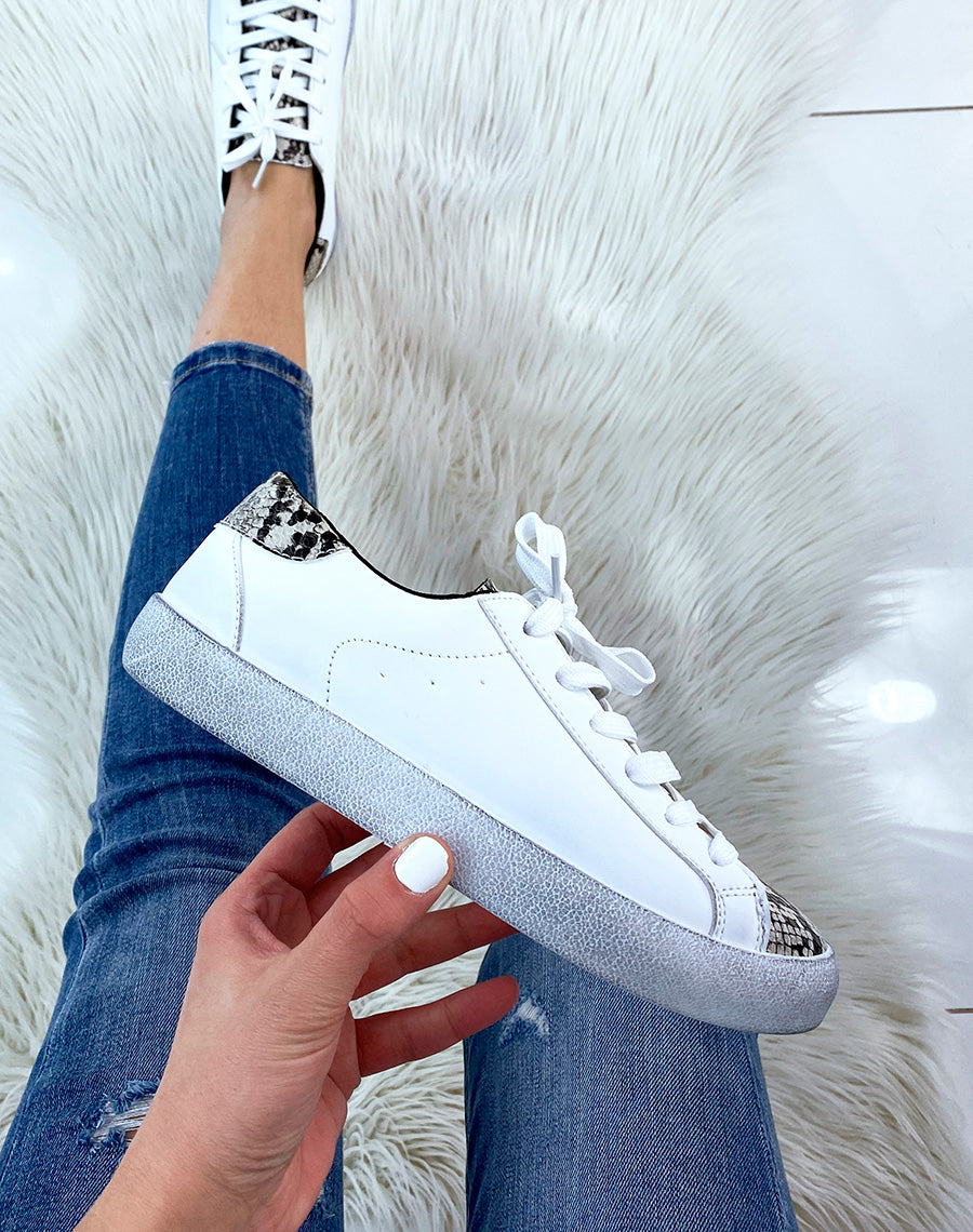 Basket blanche à motif effet python