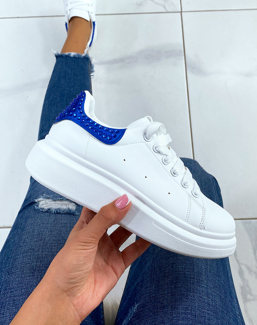 Basket blanches avec empiècement arrière bleu ornées de strass