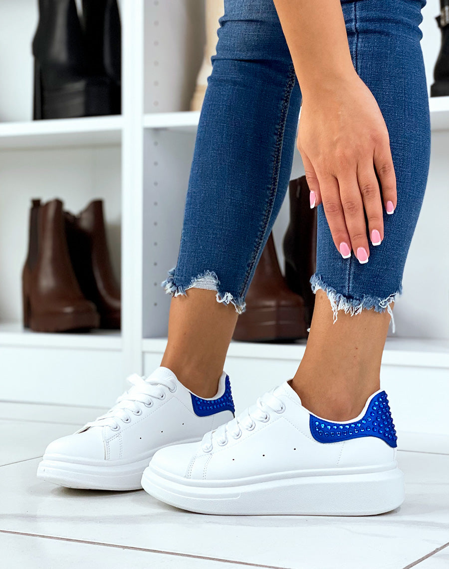Basket blanches avec empiècement arrière bleu ornées de strass