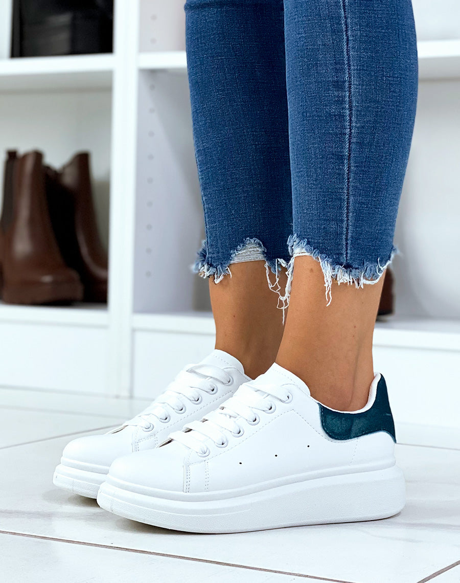 Basket blanches avec empiècement arrière en effet velours bleu
