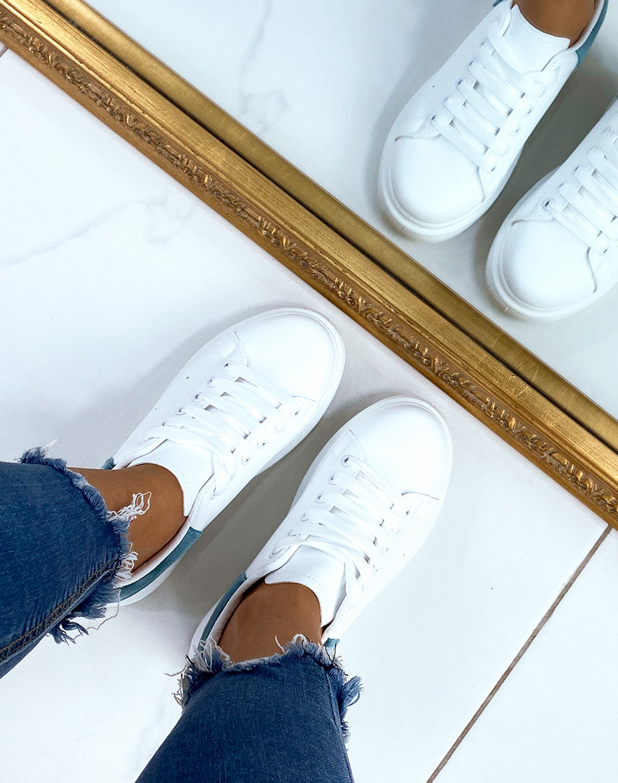 Basket blanches avec empiècement arrière en effet velours bleu