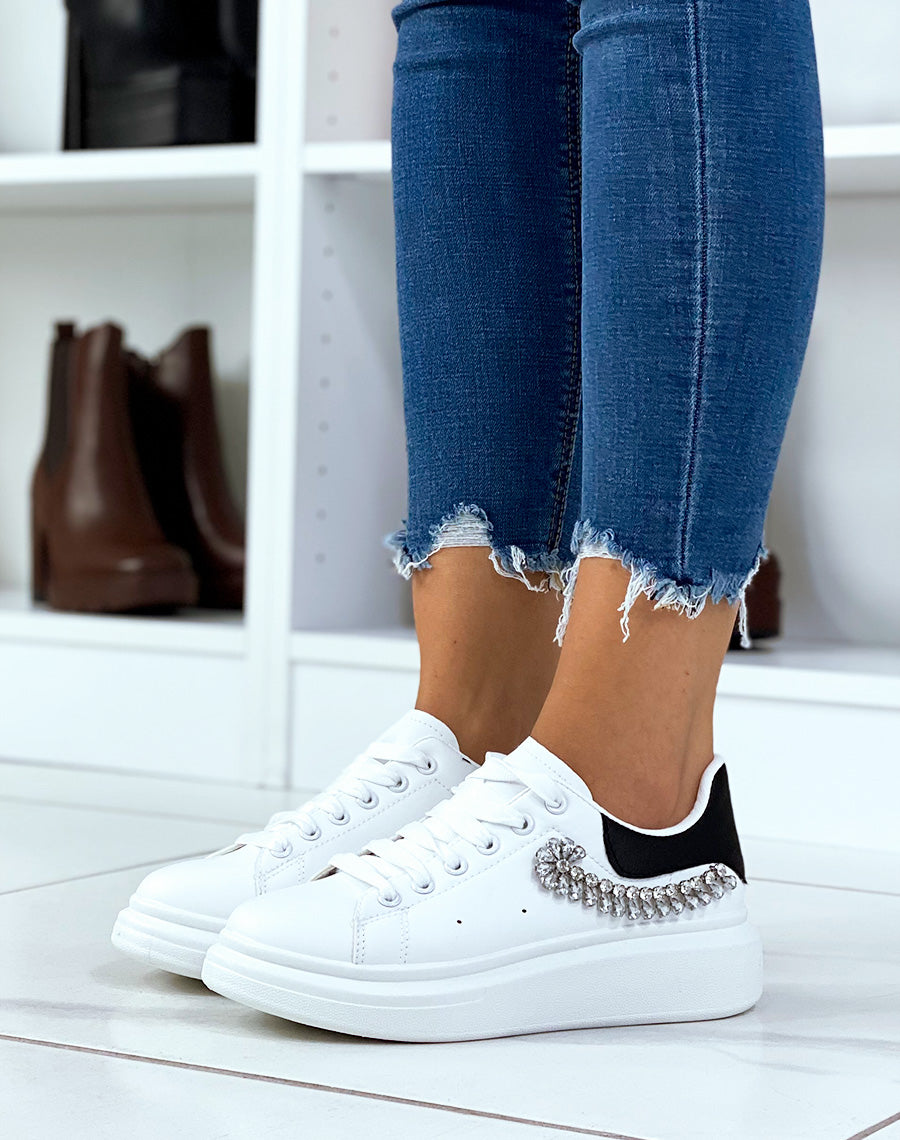 Basket blanches avec empiècement arrière noir avec décoration strass