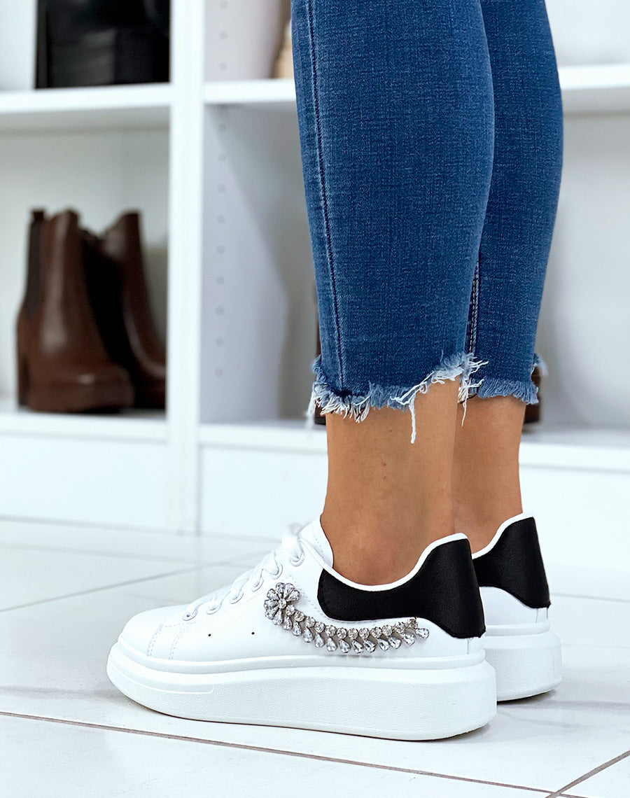 Basket blanches avec empiècement arrière noir avec décoration strass