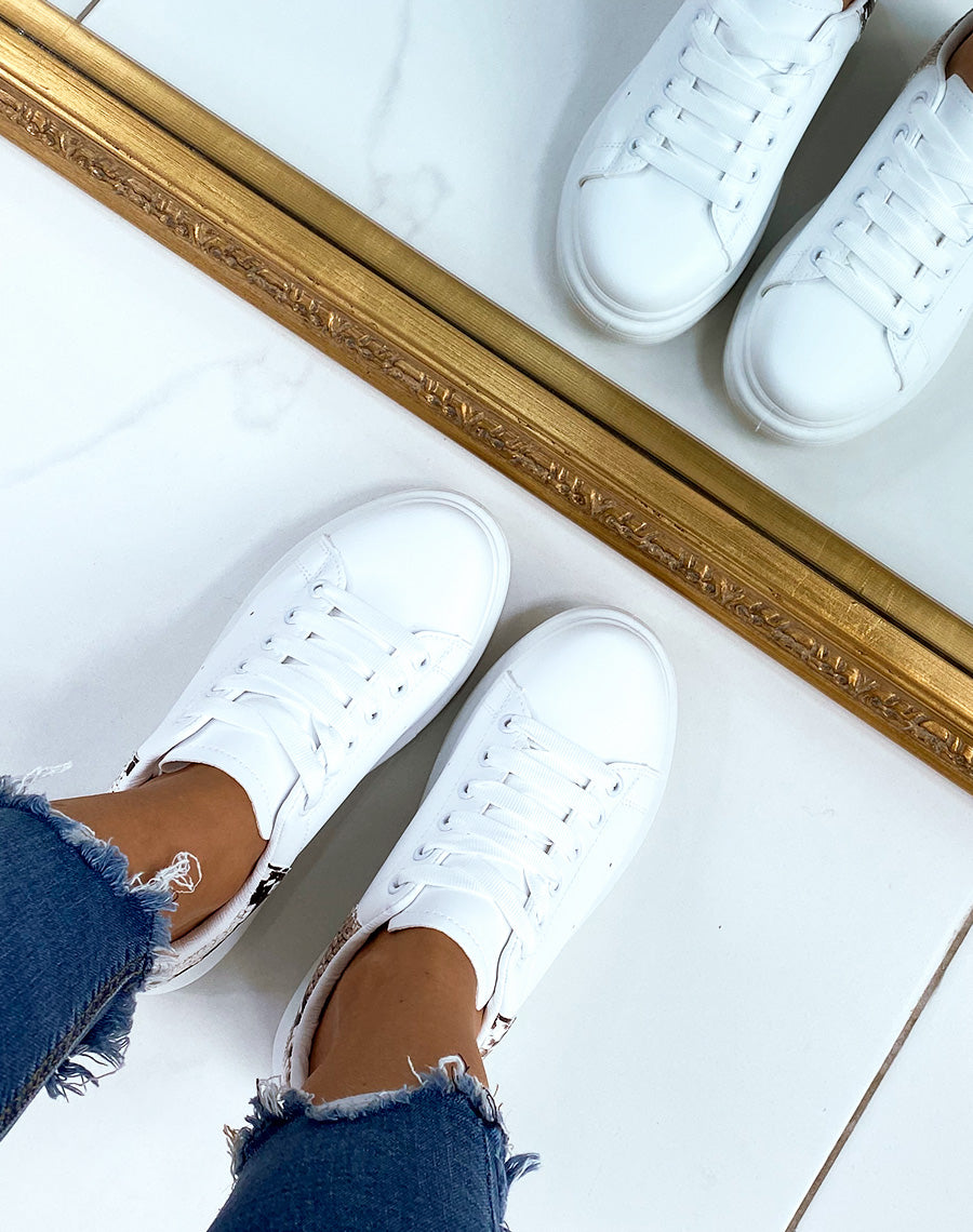 Basket blanches avec empiècement arrière noir ornées de strass