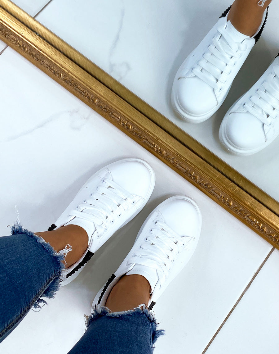 Basket blanches avec empiècement arrière noir ornées de strass