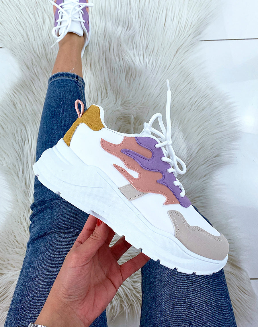 Basket blanches à empiècements flammes rose violet jaune et taupe