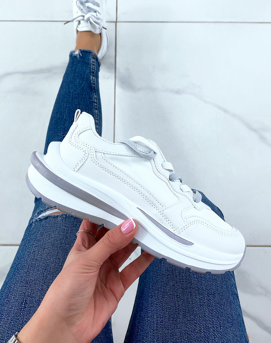 Basket blanches à multiples empiècements gris et blancs à grosse semelle