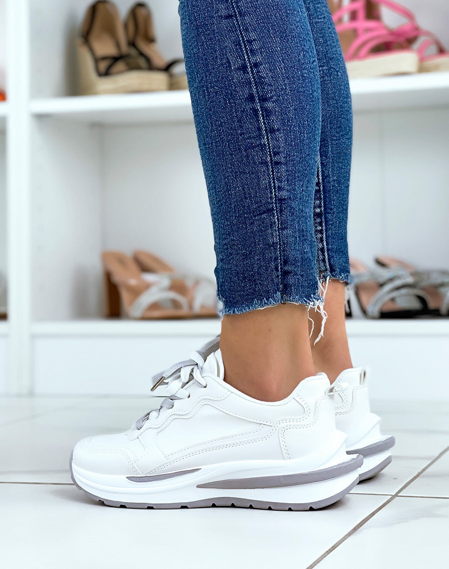 Basket blanches à multiples empiècements gris et blancs à grosse semelle