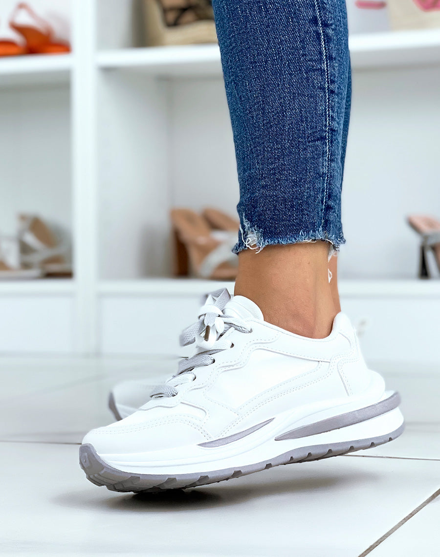 Basket blanches à multiples empiècements gris et blancs à grosse semelle