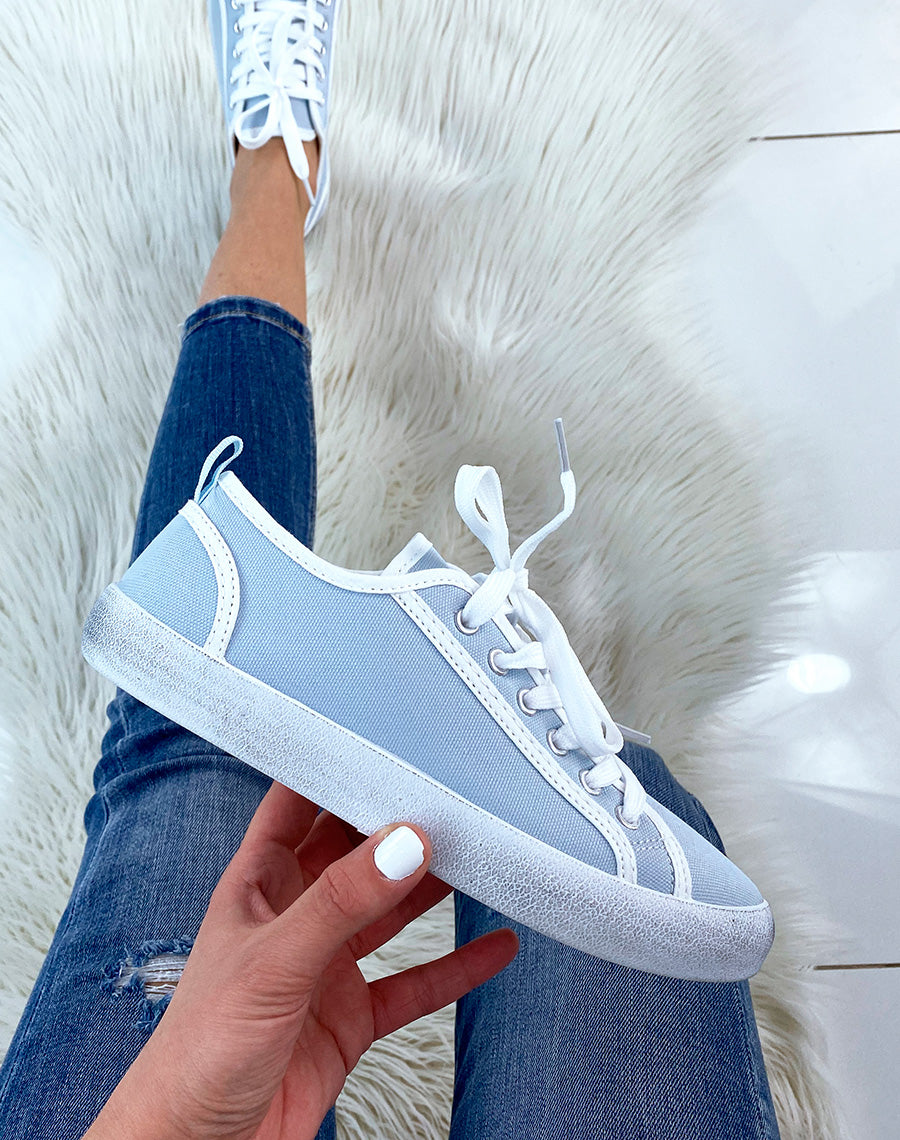 Basket bleu pastel et blanche en tissu