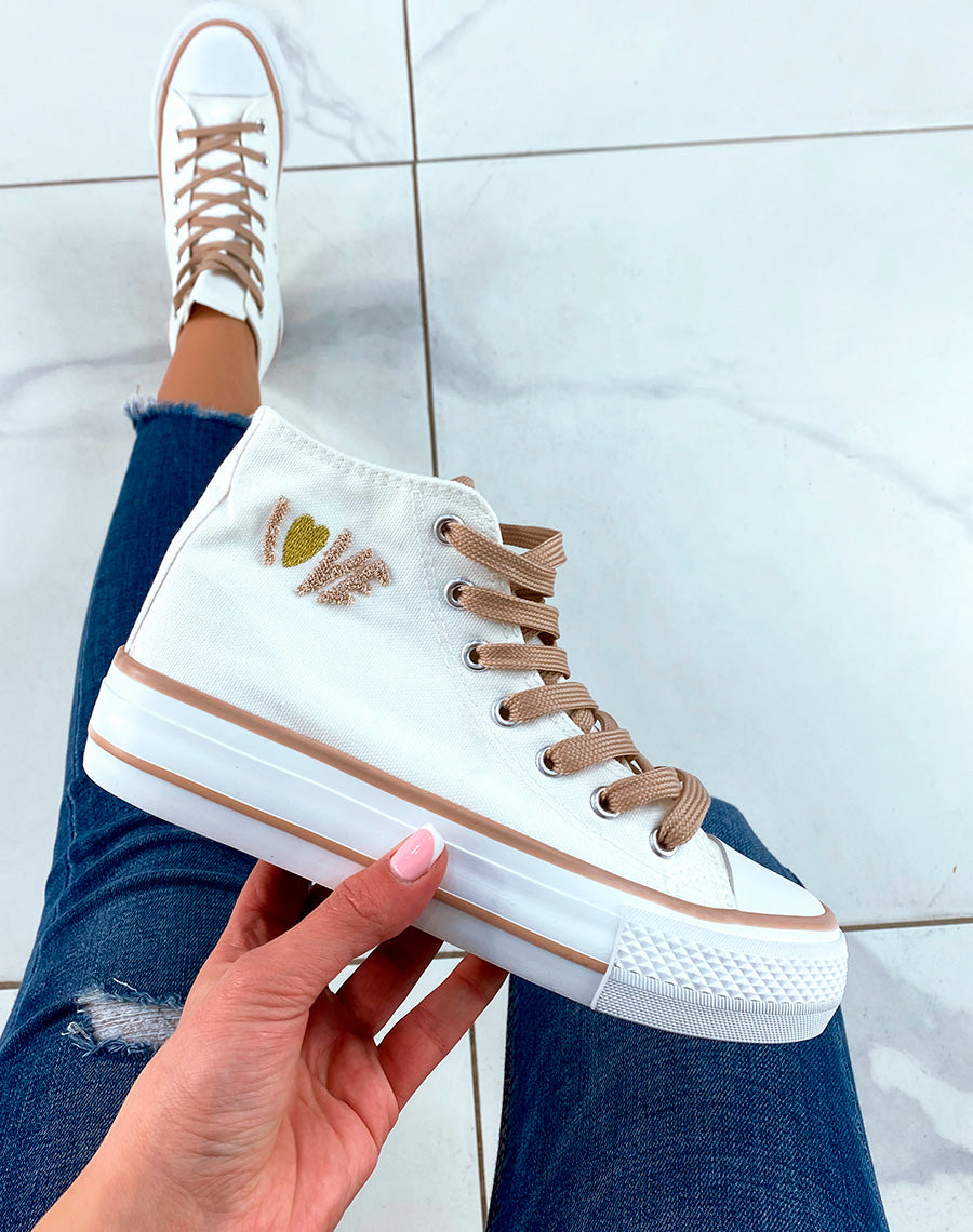 Basket en toile beige claire et à inscription Love avec détail cœur