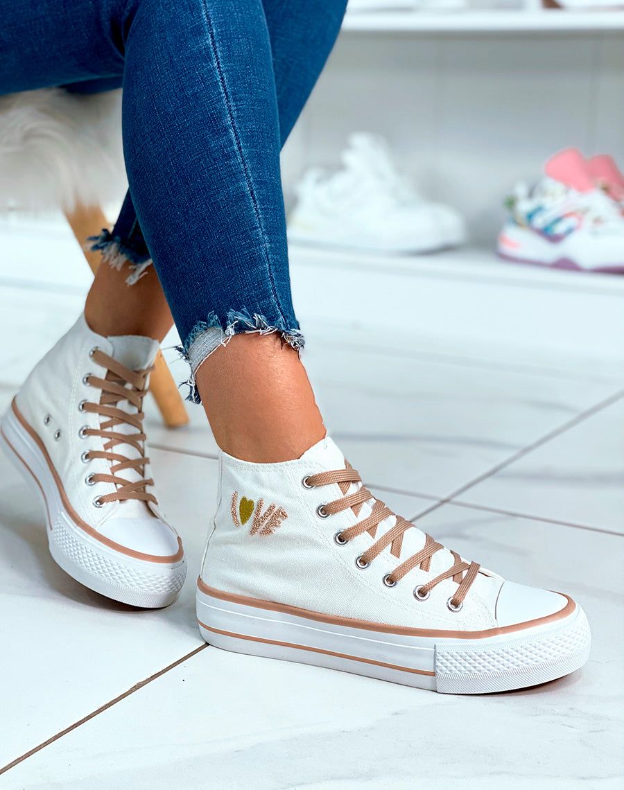 Basket en toile beige claire et à inscription Love avec détail cœur