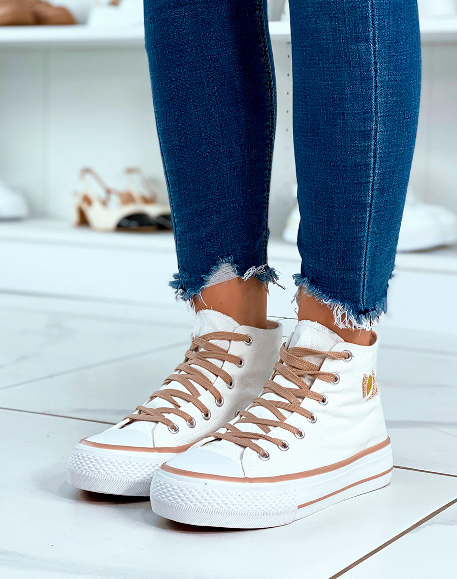 Basket en toile beige claire et à inscription Love avec détail cœur