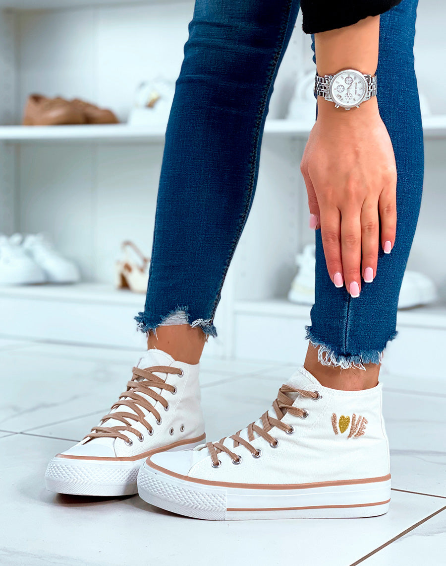 Basket en toile beige claire et à inscription Love avec détail cœur