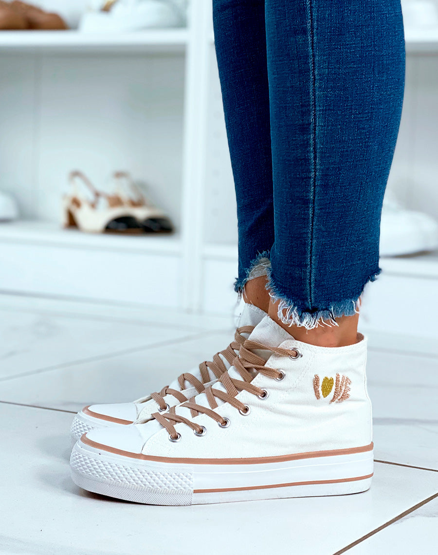 Basket en toile beige claire et à inscription Love avec détail cœur