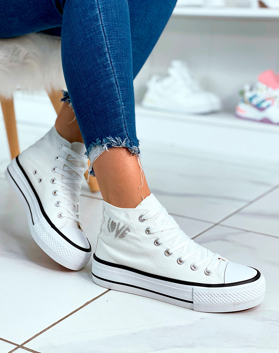 Basket en toile blanches et à inscription Love avec détail cœur
