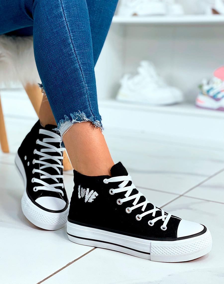 Basket en toile noires et à inscription Love avec détail cœur