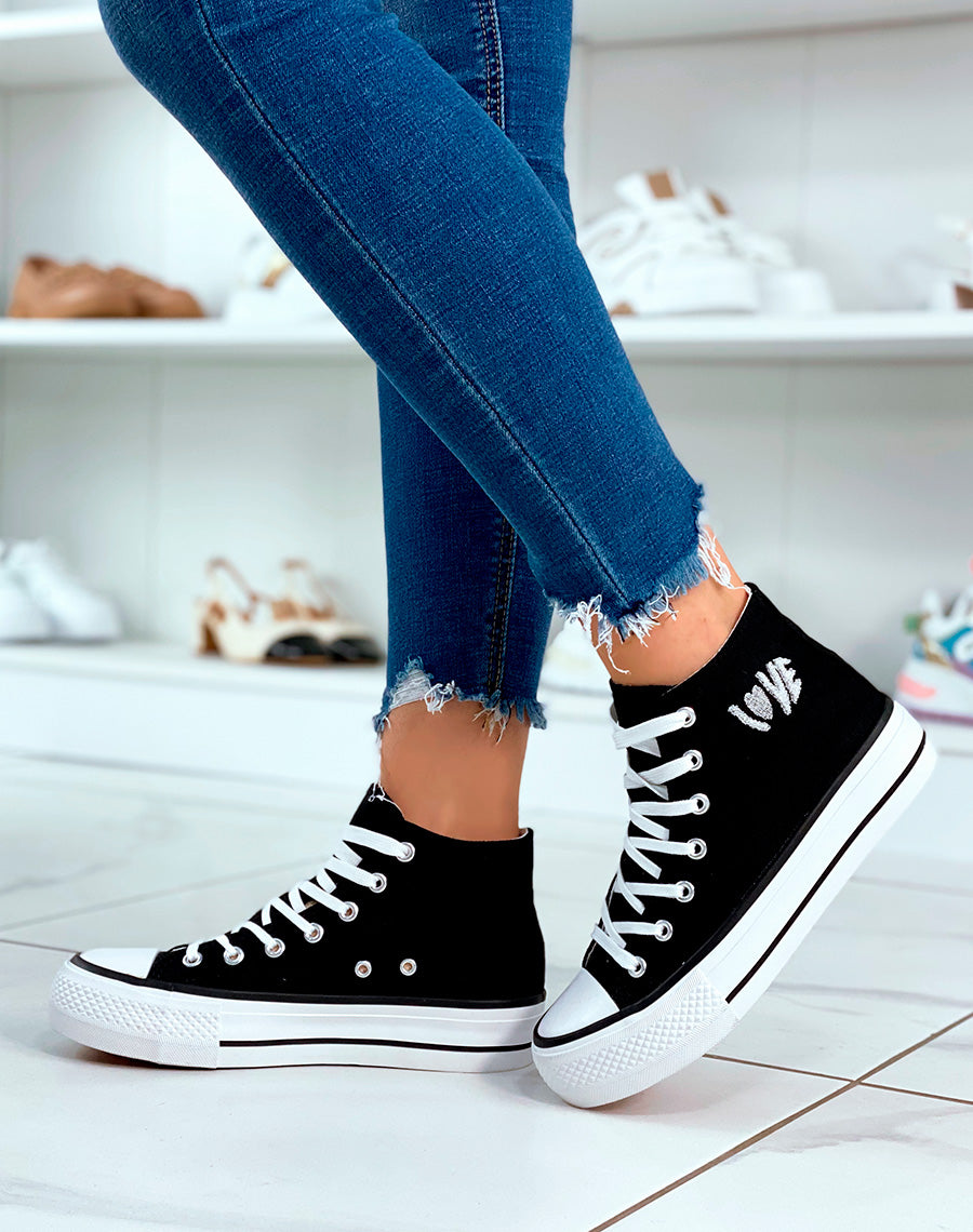 Basket en toile noires et à inscription Love avec détail cœur