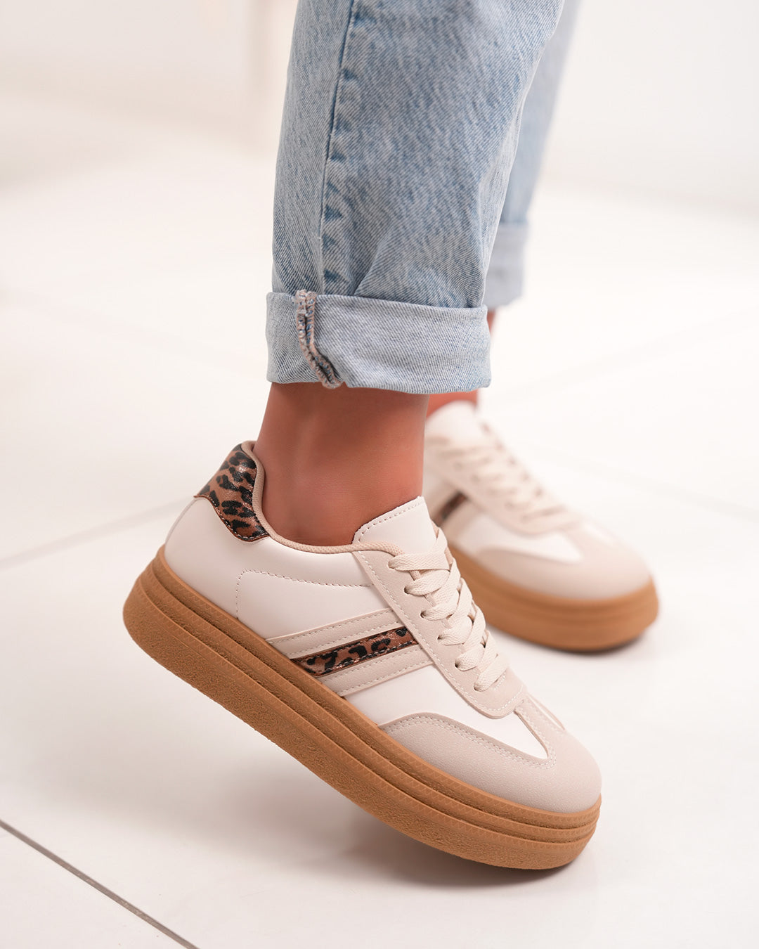 Basket femme beige avec détails léopard et plateforme marron tendance