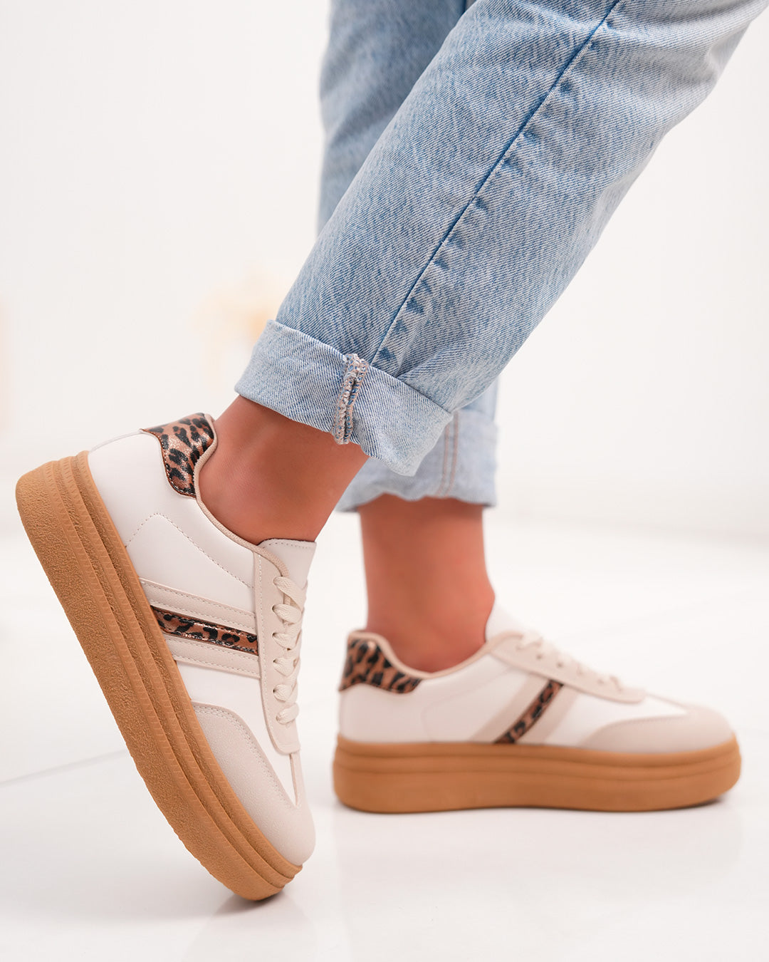 Basket femme beige avec détails léopard et plateforme marron tendance