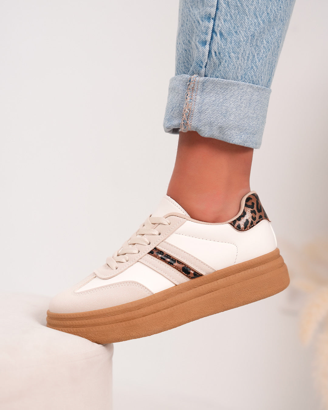 Basket femme beige avec détails léopard et plateforme marron tendance