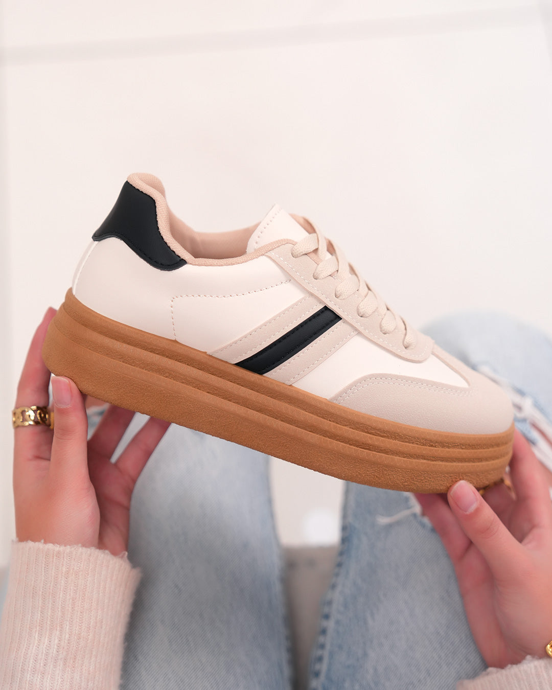 Basket femme beige avec empiècements suédés et plateforme marron tendance