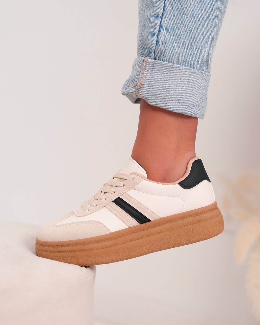 Basket femme beige avec empiècements suédés et plateforme marron tendance