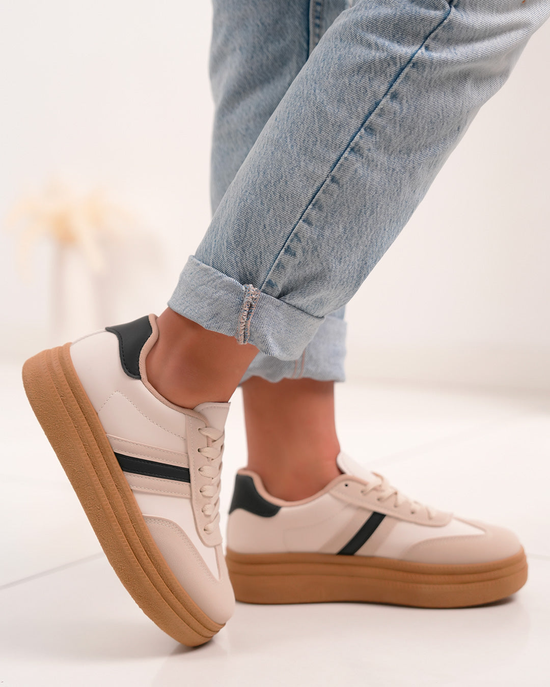 Basket femme beige avec empiècements suédés et plateforme marron tendance