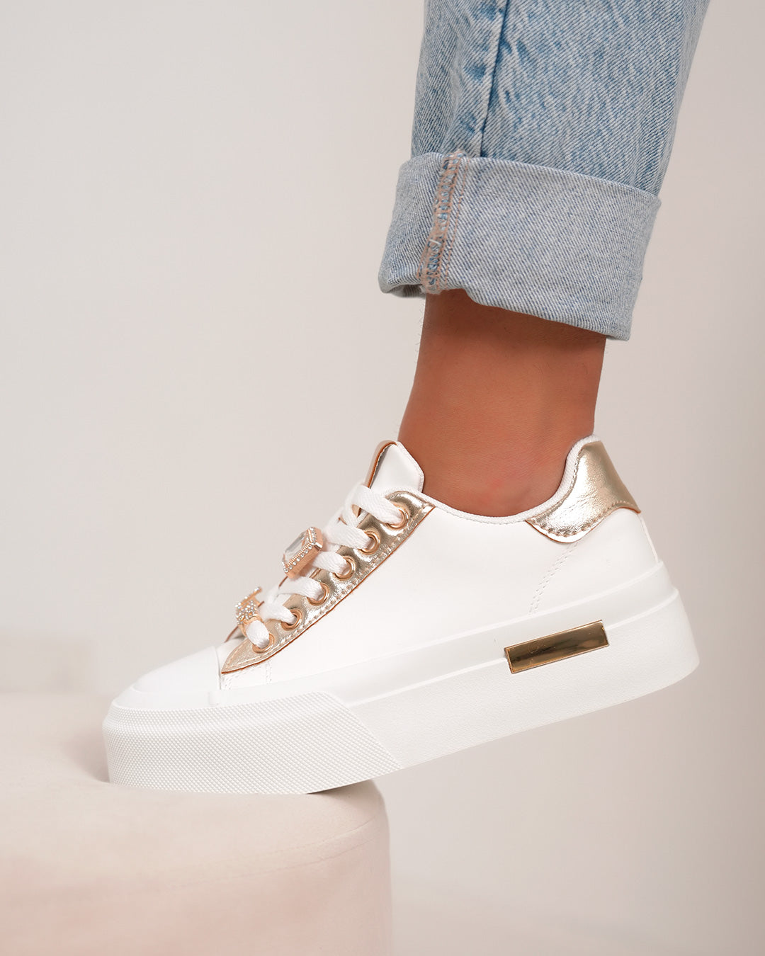 Basket femme blanche chic avec détails dorés et strass élégants