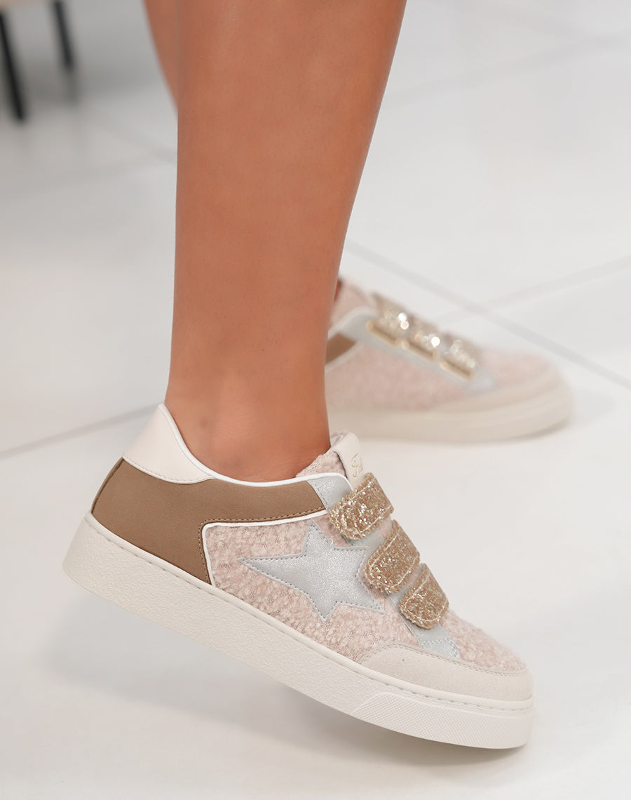 Basket femme effet moumoute beige avec scratchs dorés pailletés