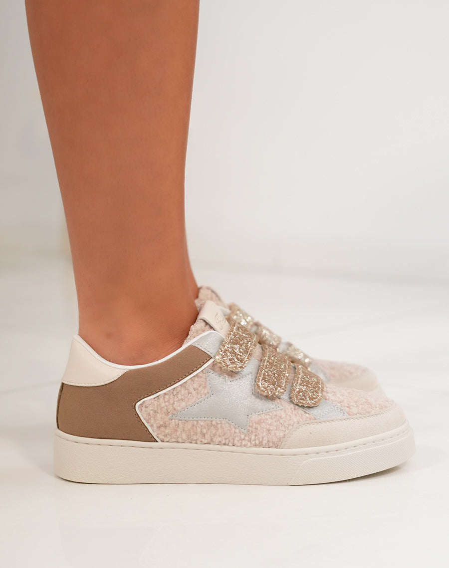 Basket femme effet moumoute beige avec scratchs dorés pailletés