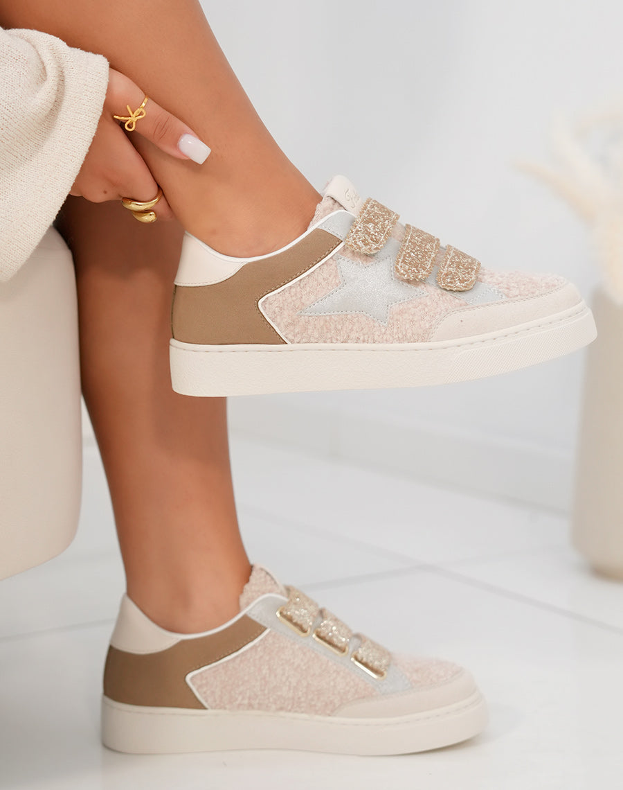 Basket femme effet moumoute beige avec scratchs dorés pailletés