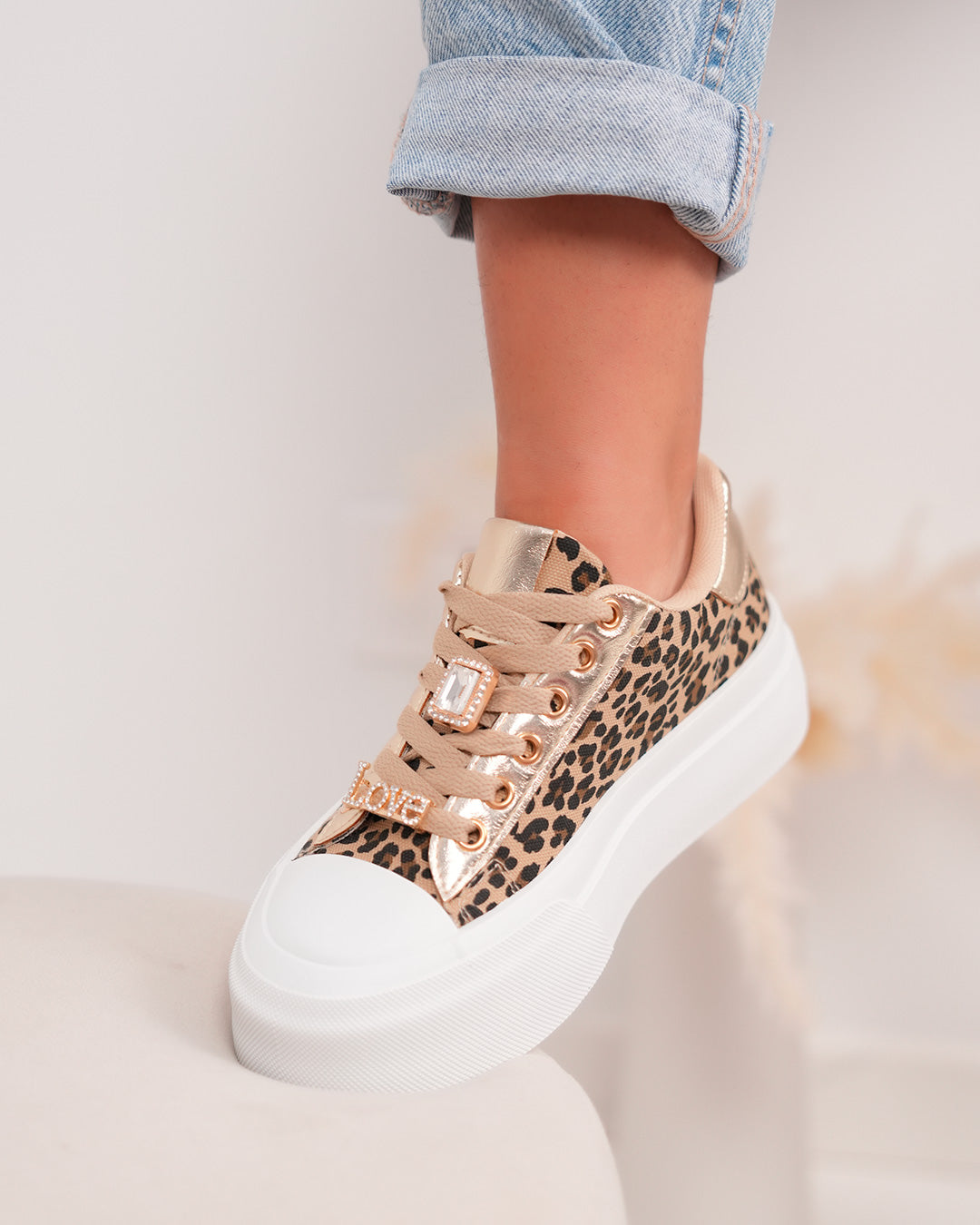 Basket femme léopard chic avec détails dorés et plateforme tendance