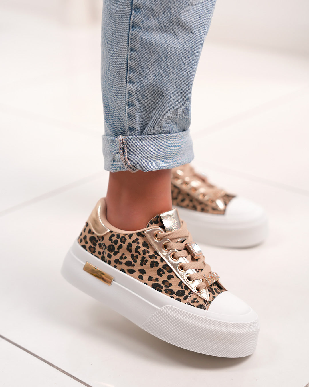 Basket femme léopard chic avec détails dorés et plateforme tendance