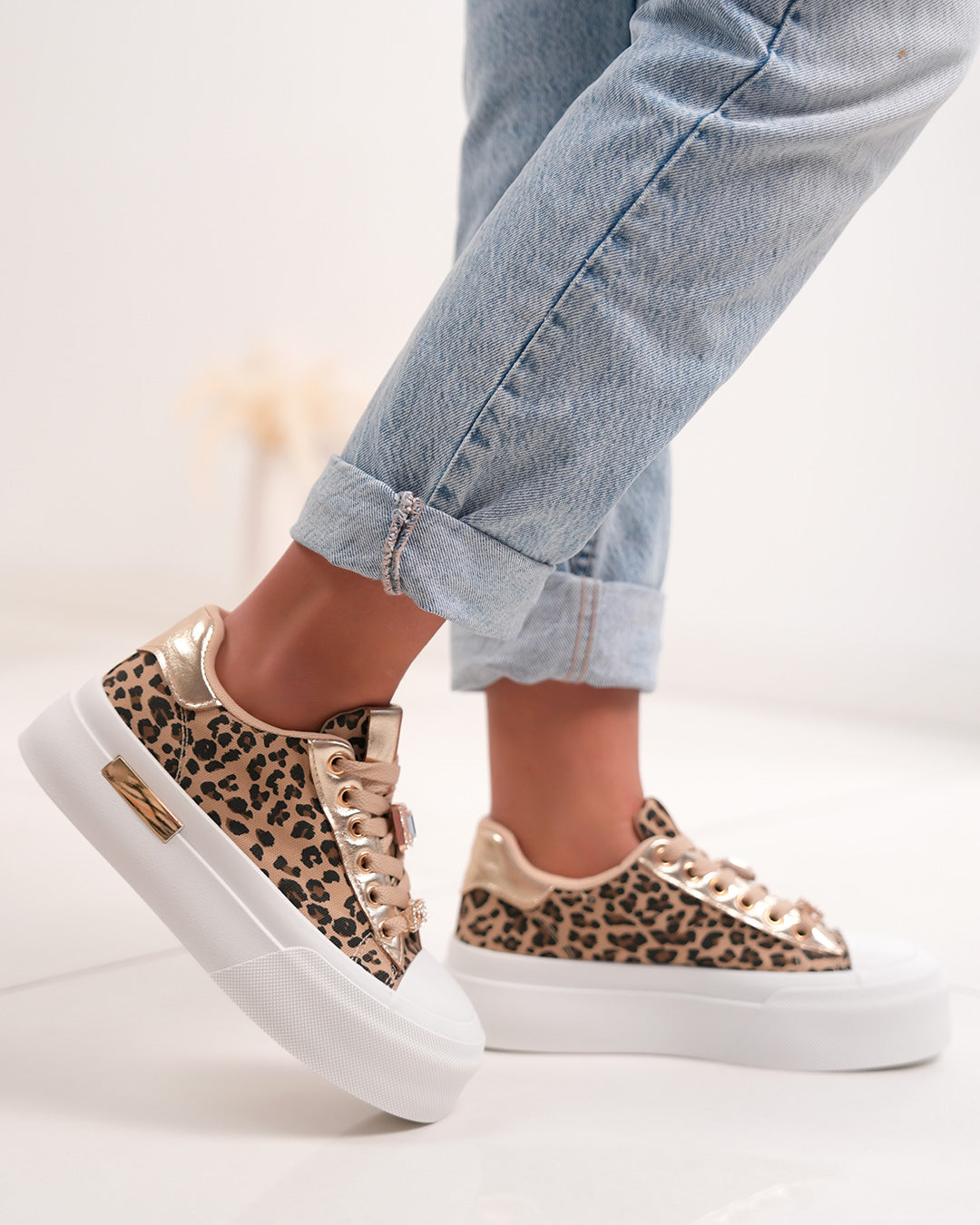 Basket femme léopard chic avec détails dorés et plateforme tendance