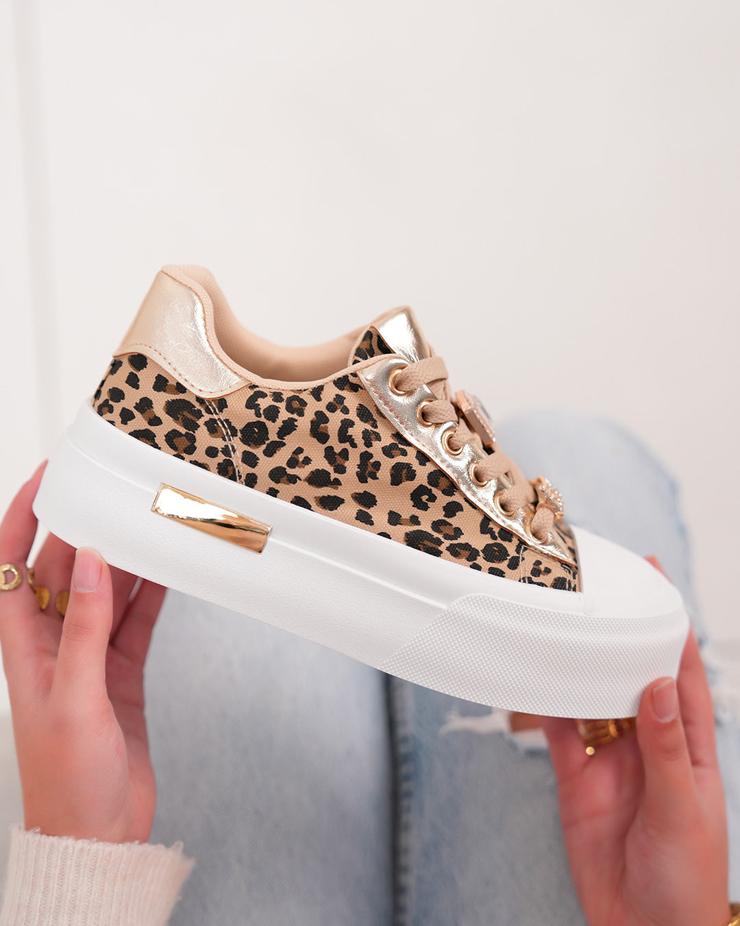 Basket femme léopard chic avec détails dorés et plateforme tendance