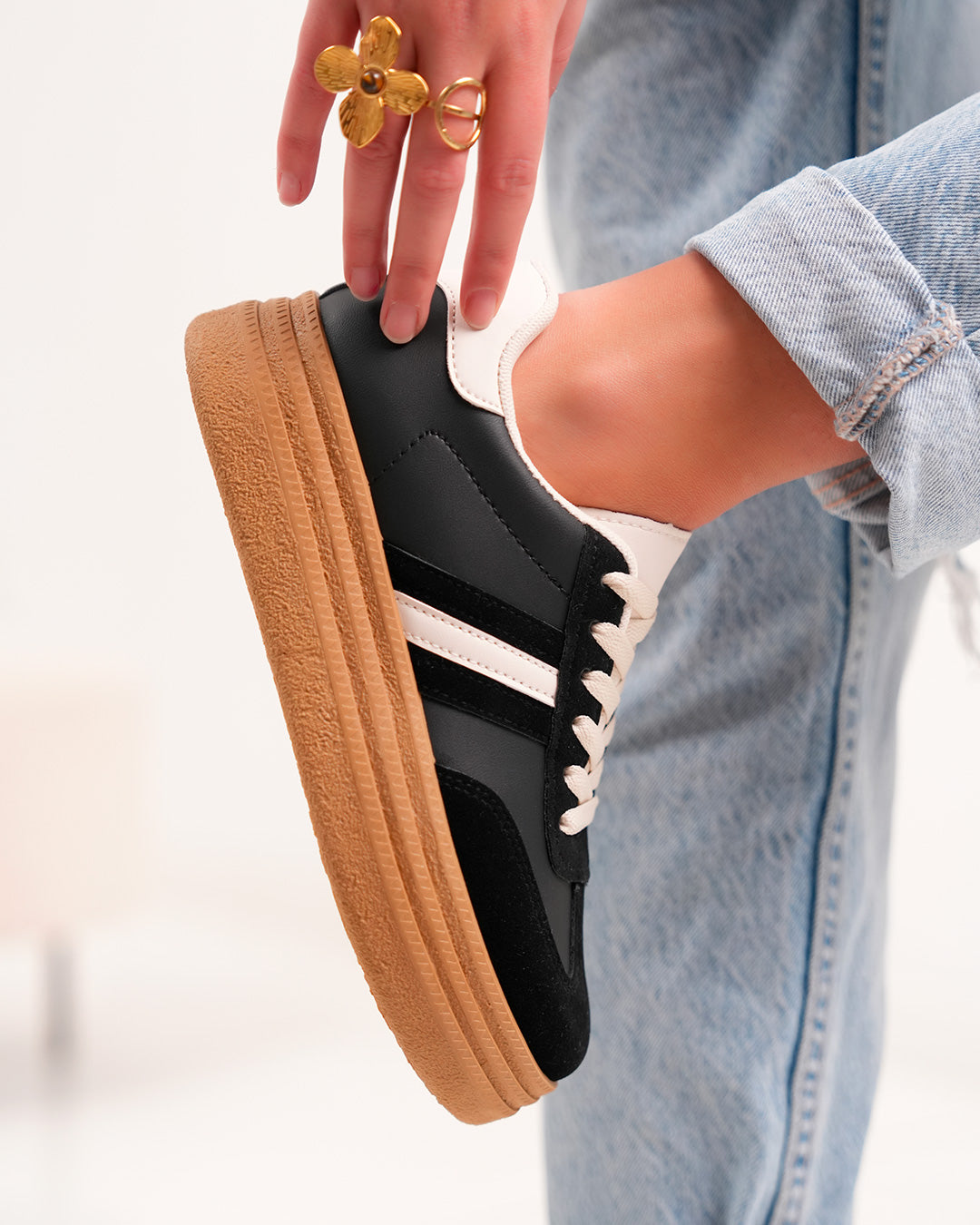 Basket femme noire avec détails beiges et plateforme marron moderne