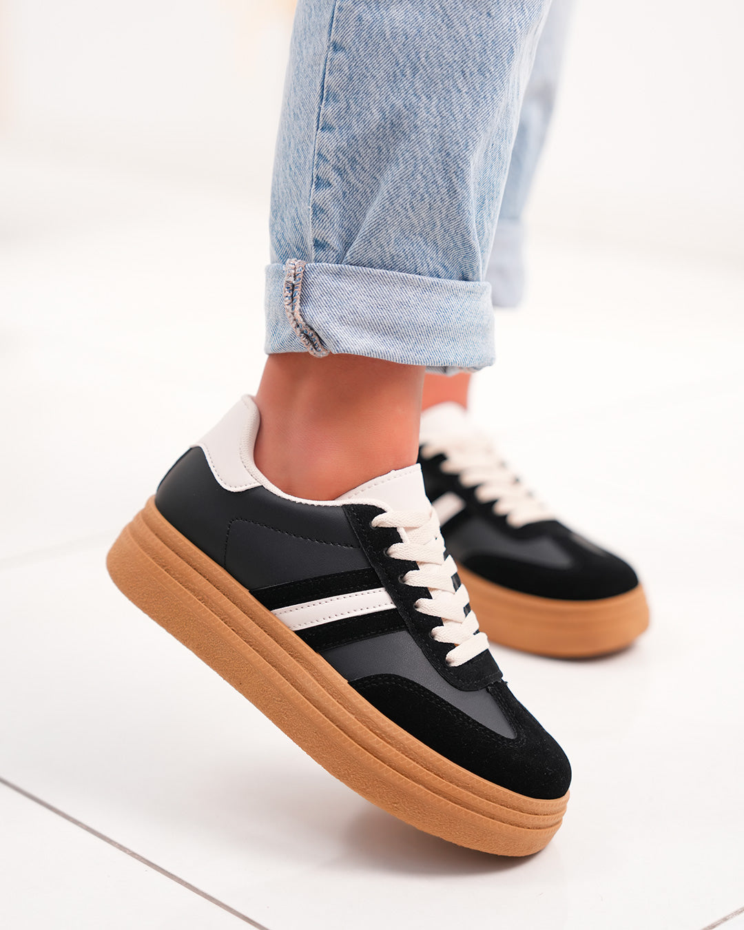 Basket femme noire avec détails beiges et plateforme marron moderne