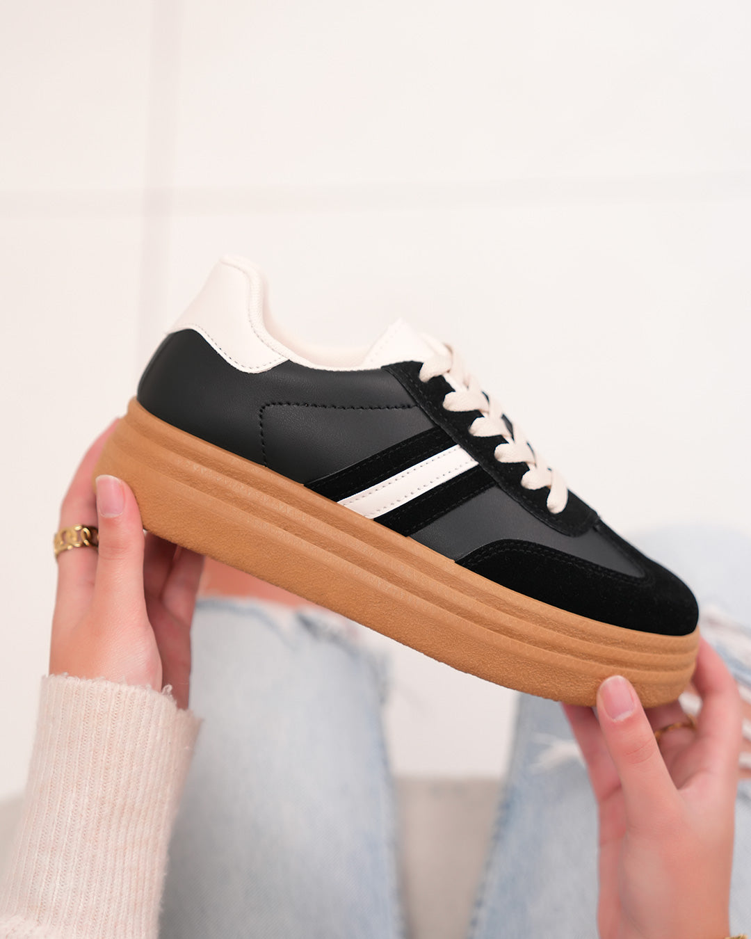 Basket femme noire avec détails beiges et plateforme marron moderne