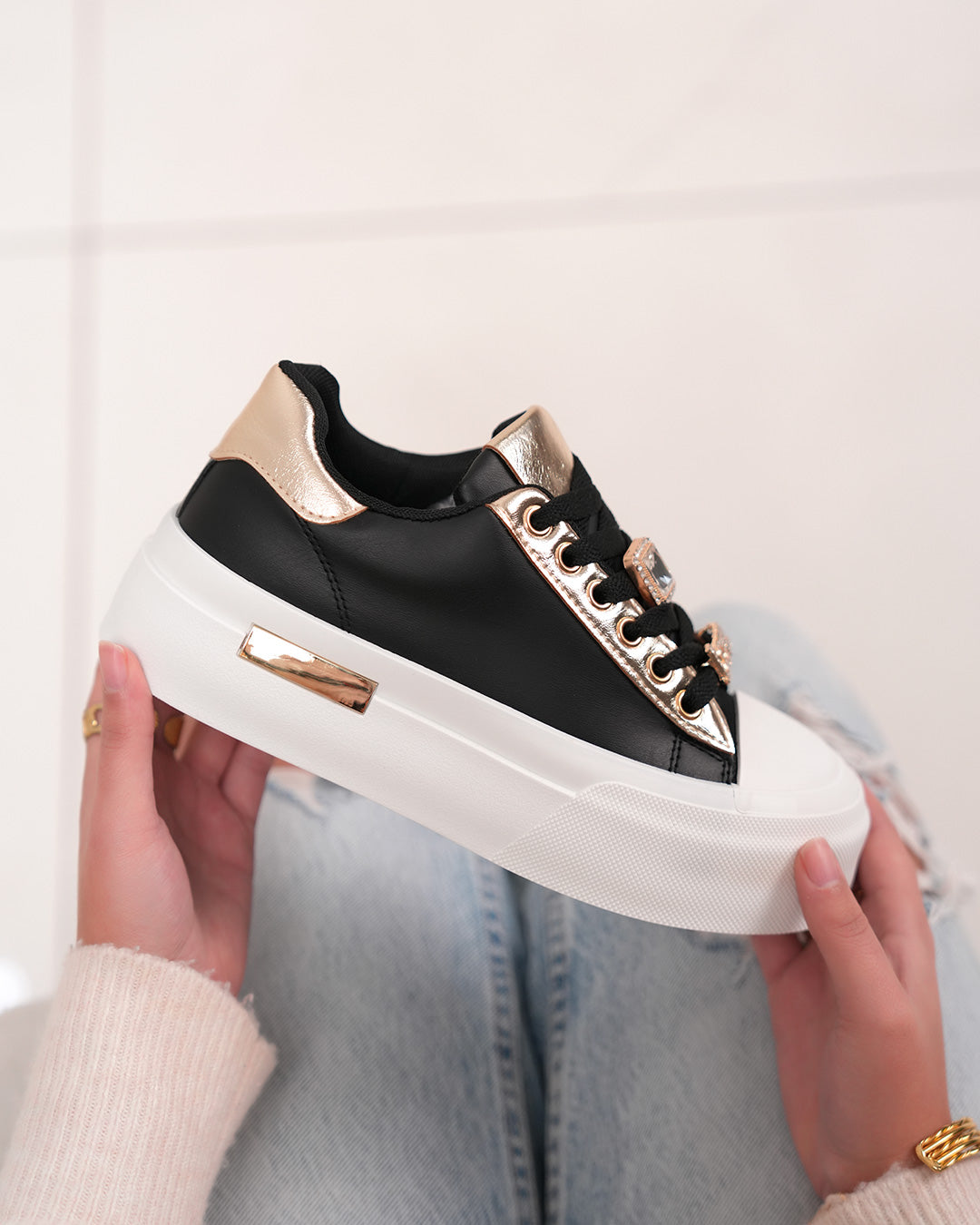 Basket femme noire chic avec strass dorés et plateforme tendance