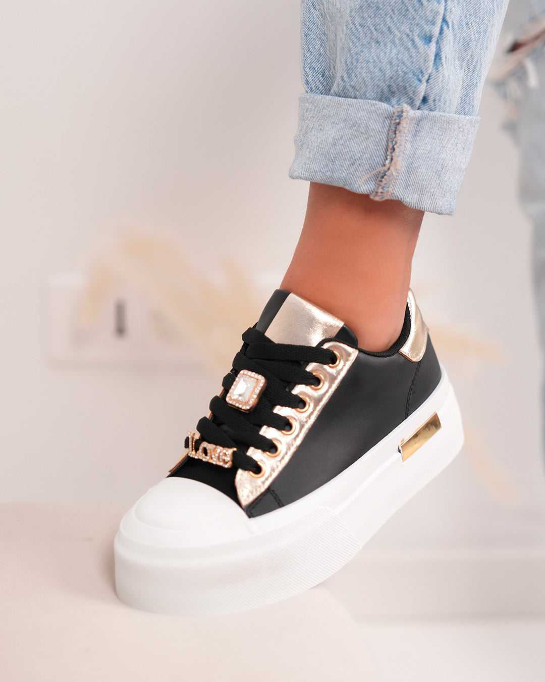 Basket femme noire chic avec strass dorés et plateforme tendance
