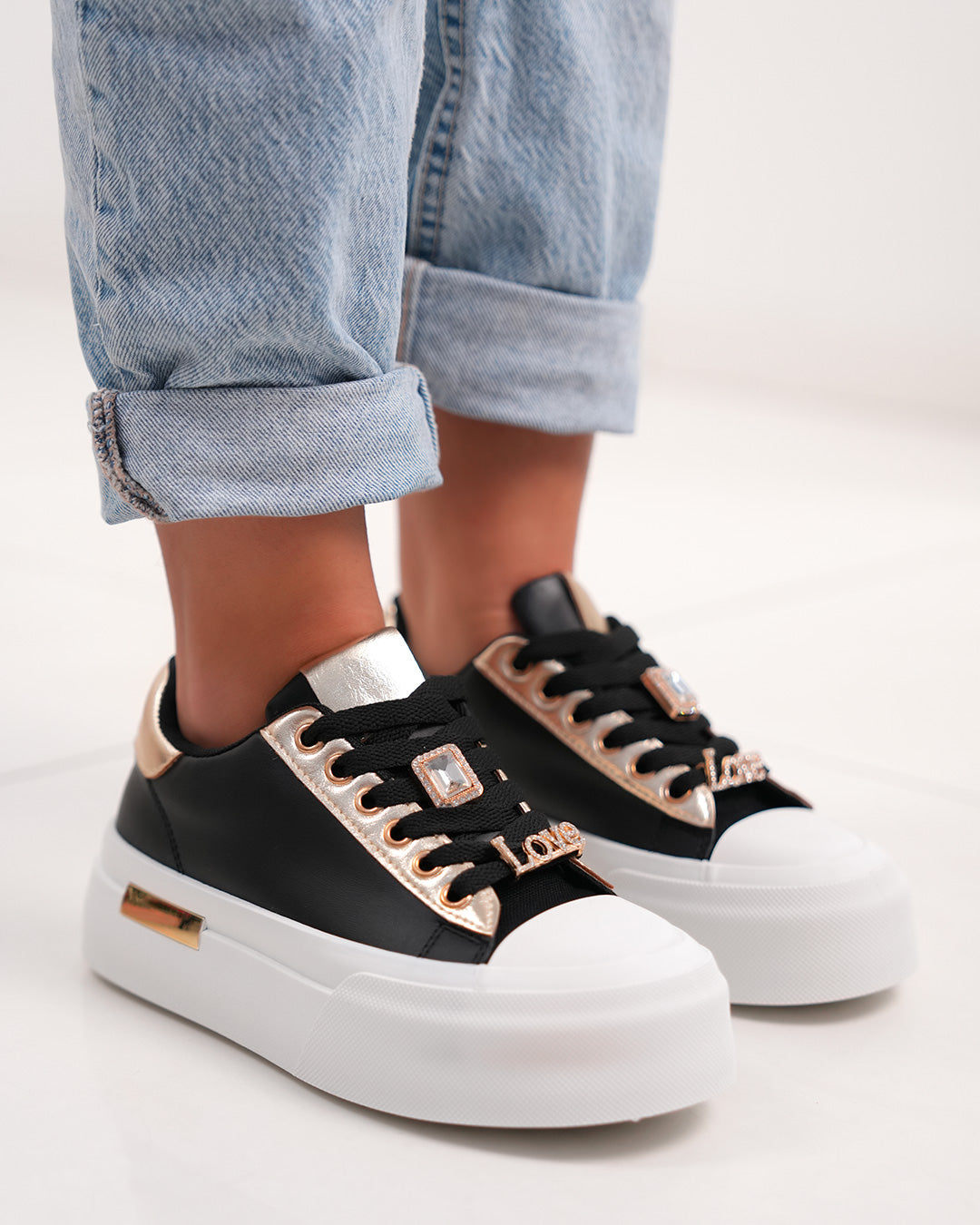 Basket femme noire chic avec strass dorés et plateforme tendance