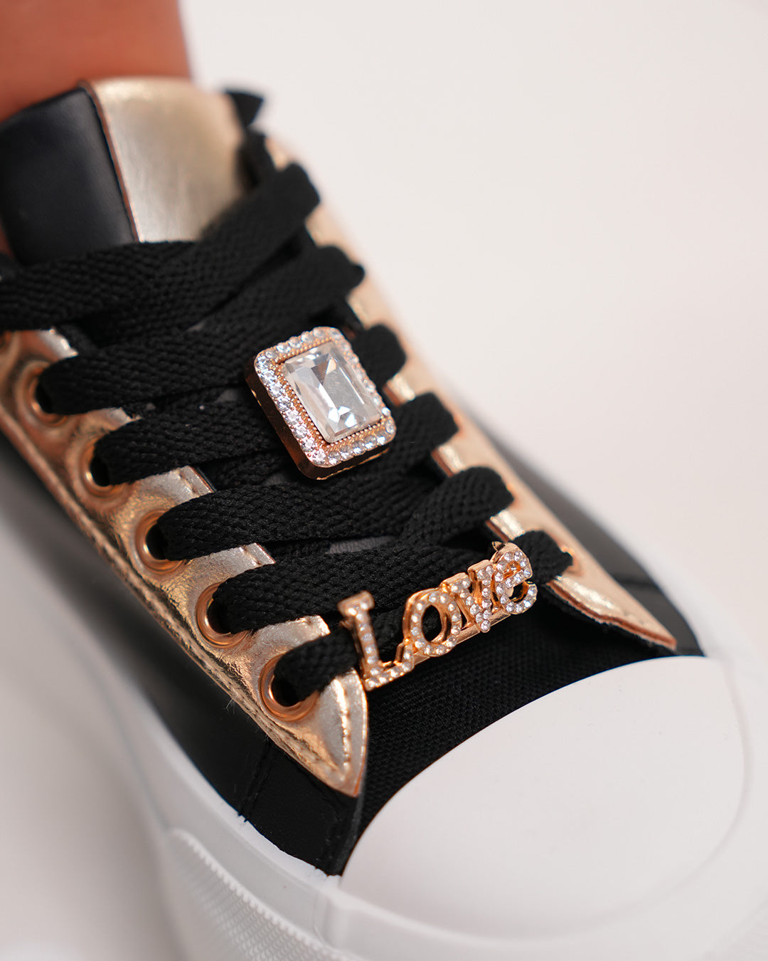 Basket femme noire chic avec strass dorés et plateforme tendance