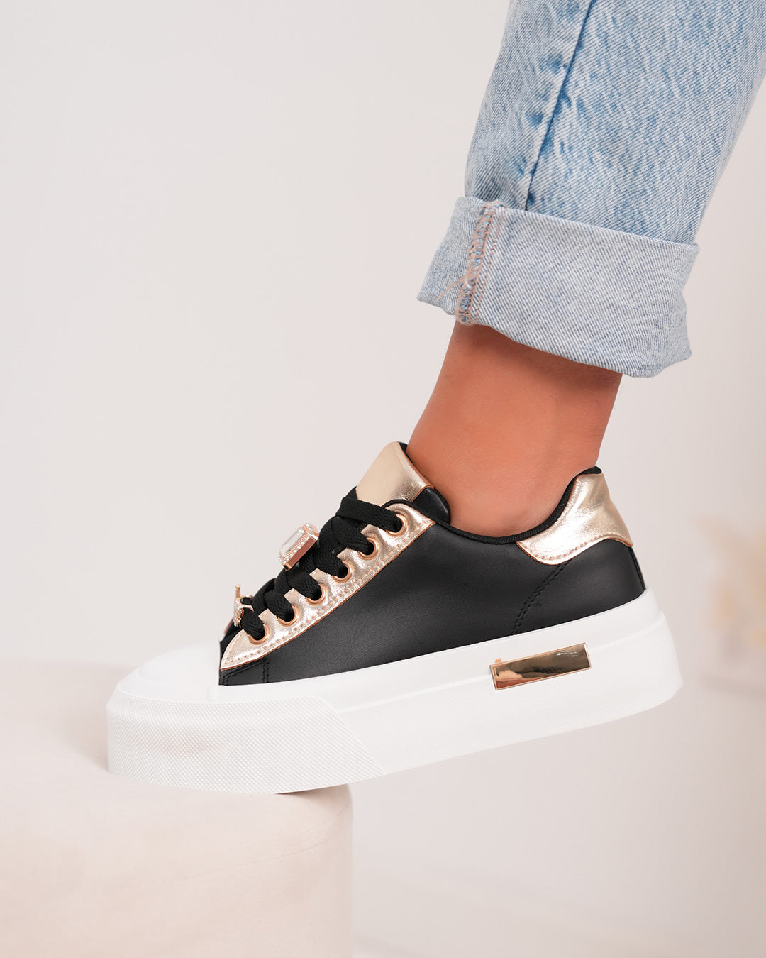 Basket femme noire chic avec strass dorés et plateforme tendance