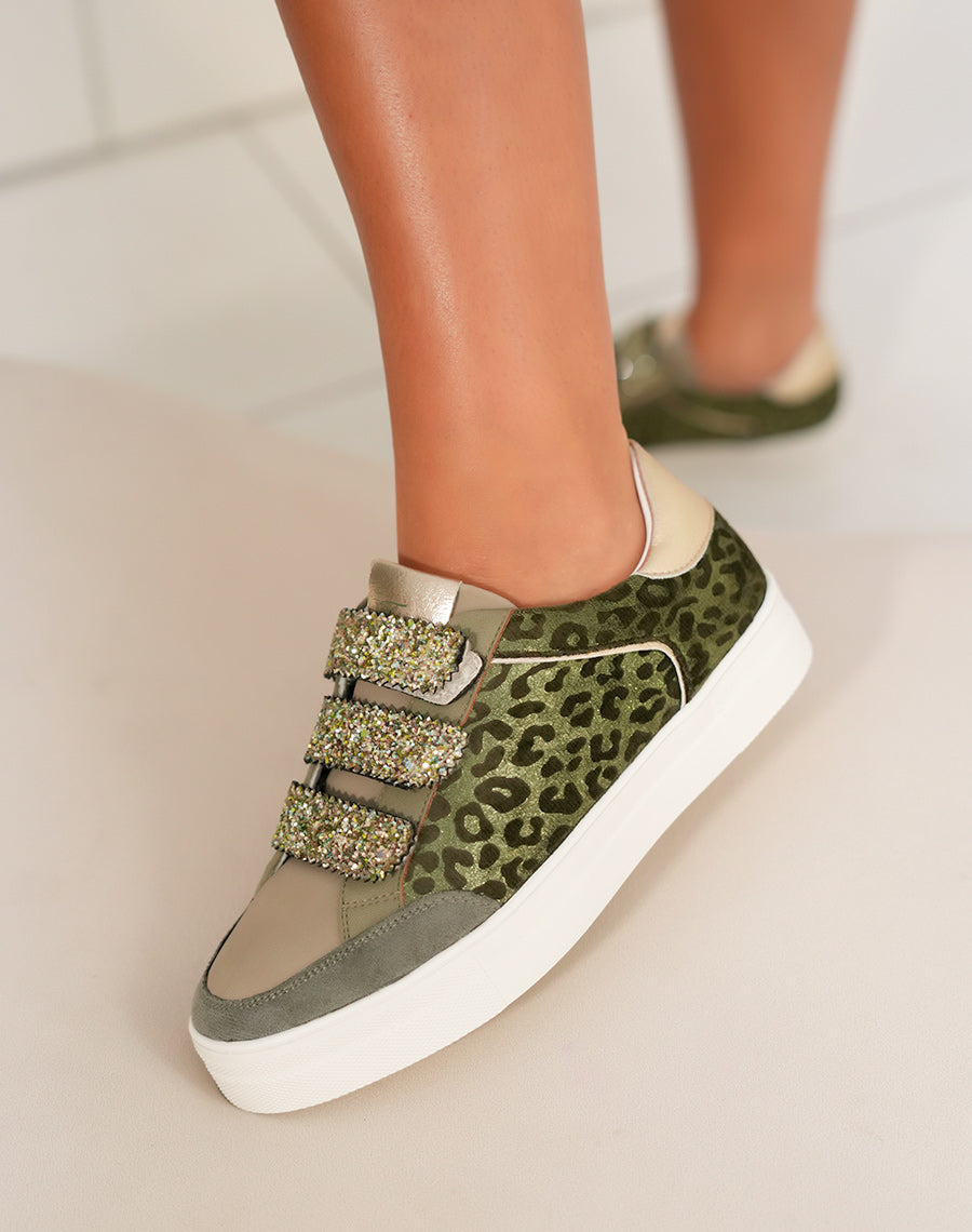 Basket femme verte léopard avec scratchs pailletés et détails dorés