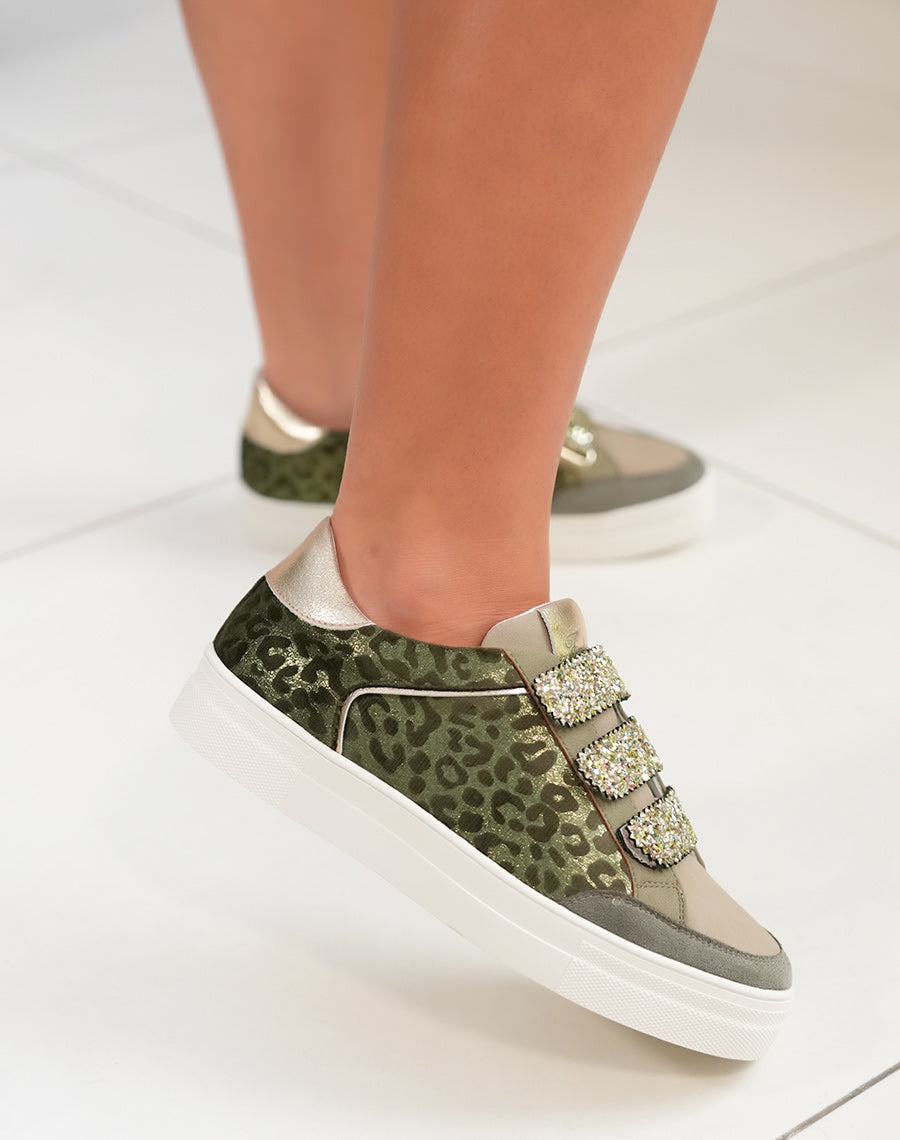 Basket femme verte léopard avec scratchs pailletés et détails dorés